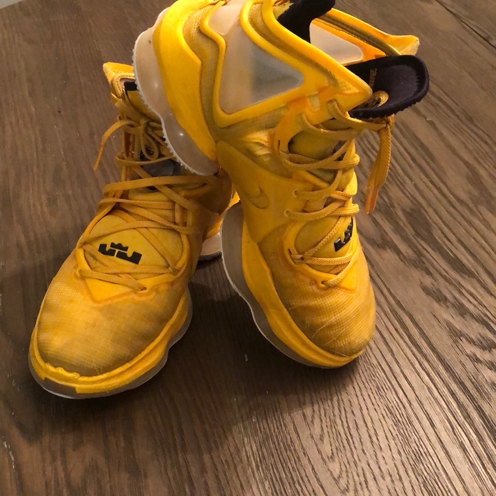 Nike Lebron Men’s Basketball sneakers yellow high tops used size 9